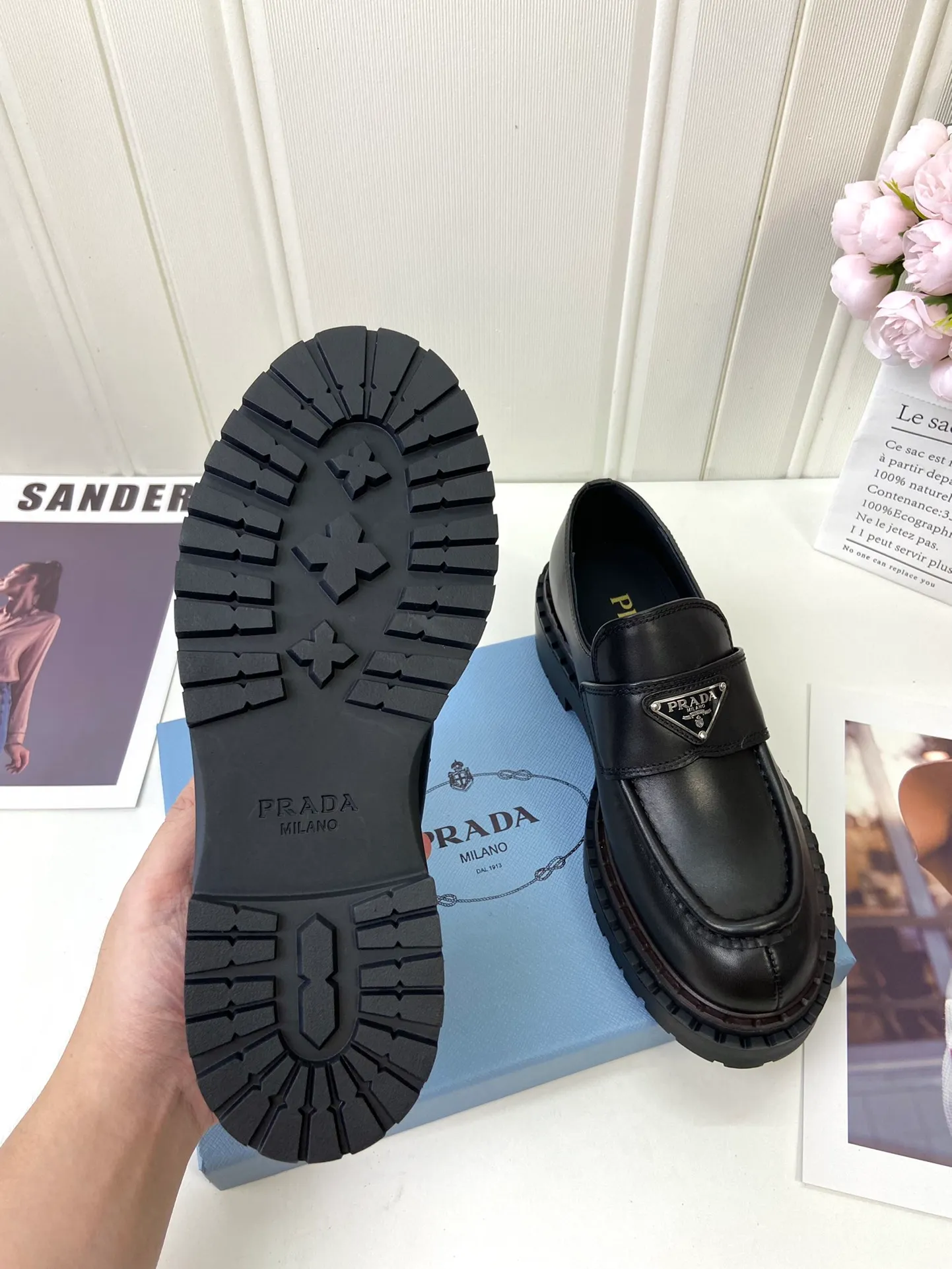 👟👟Ex-factory price 520👟👟 🔥🔥✨Prada* 2024WA new autumn and winter thick-soled loafers👟 These leather loafers use thick soles, craftsmanship details and contemporary elements add vitality, interpreting classics in a new fashion language. Enamel-coated triangular metal logo with a height of 55 mm makes its debut 🌟 Recommended by major bloggers on Xiaohongshu, developed 1-1 to highlight classic charm. Cowhide lining TPU outsole ➕ genuine leather edge bar Code number: 35 to 41 (40-41 customized, non-refundable)